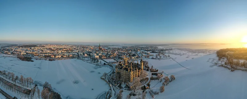 Winterliches Luftpanorama von Schwerin mit dem Schloss
