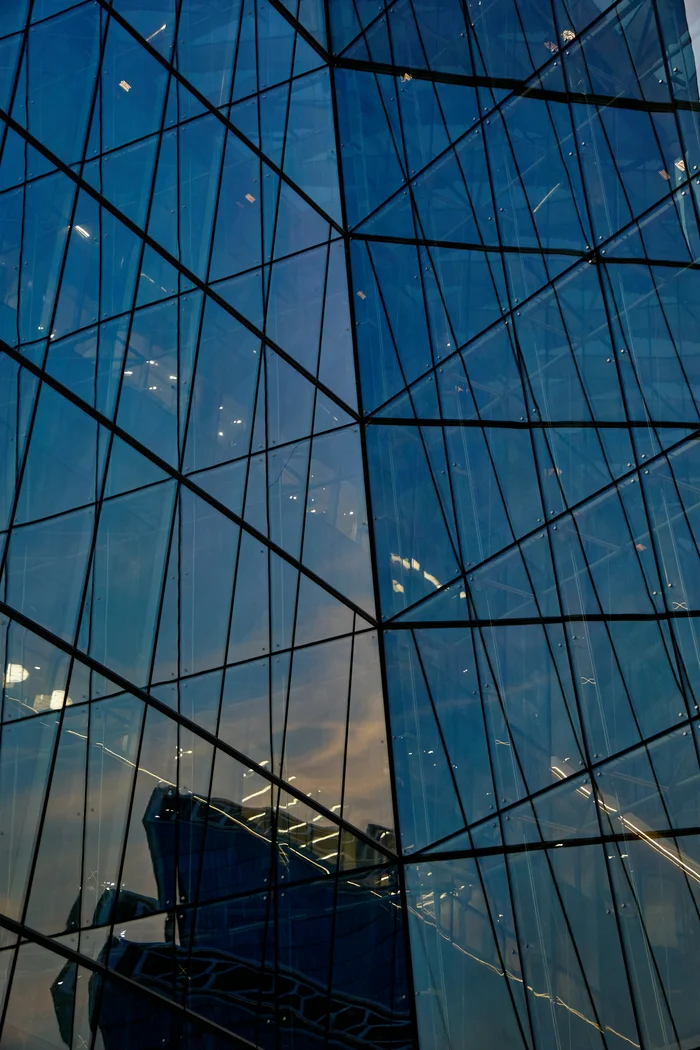 Spiegelnde Glasfassade in der Abenddämmerung