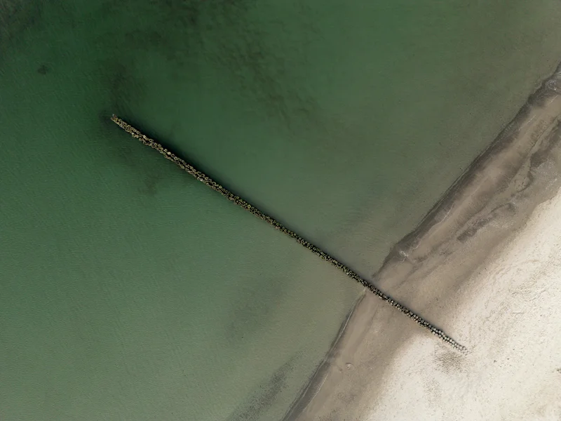 Buhne am Sandstrand von oben