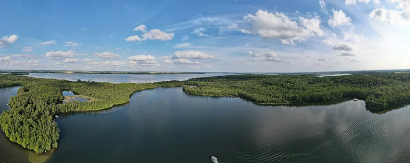 Luftpanorama einer Seenlandschaft mit Wäldern